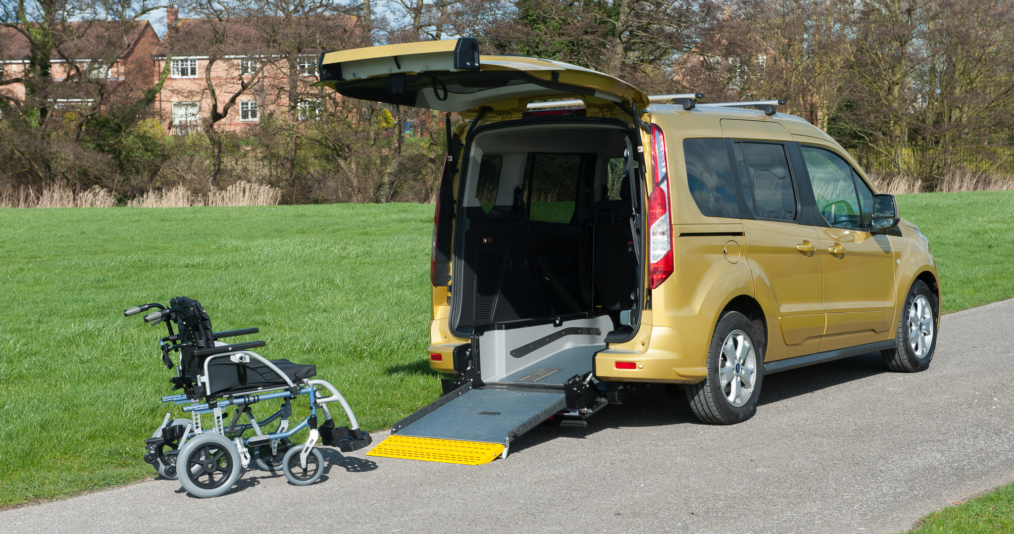 Какая машина для инвалидов. Фольксваген Кадди для инвалидов колясочников. Форд Транзит для маломобильных. Tourneo connect инвалидная. Ford Transit инвалидный.